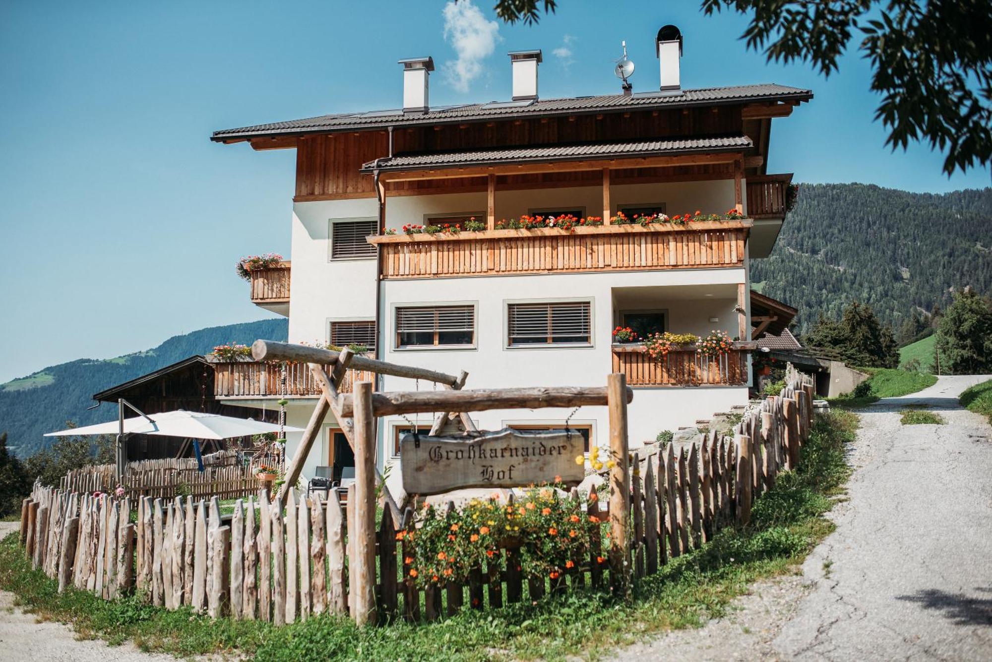 Grosskarnaiderhof Appartements-Bauernhof-Natur Pur Luson Exterior photo